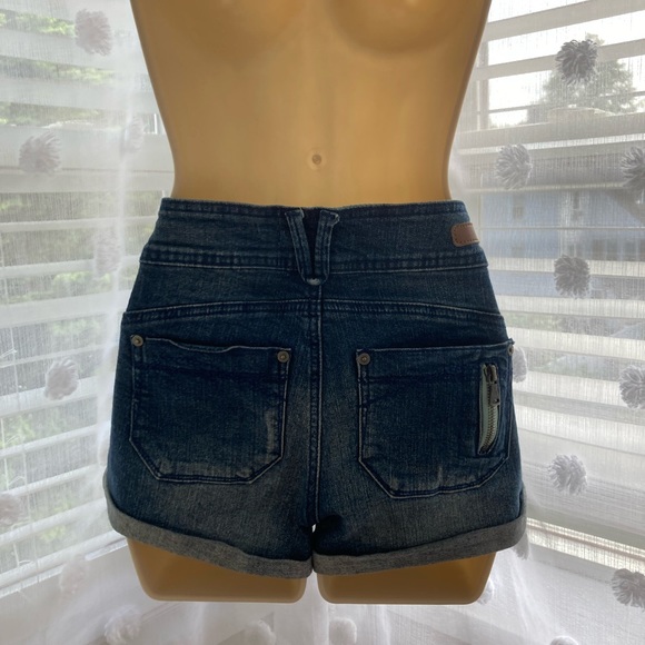 European size 36 jean shorts fits like size 2 - Picture 3 of 3